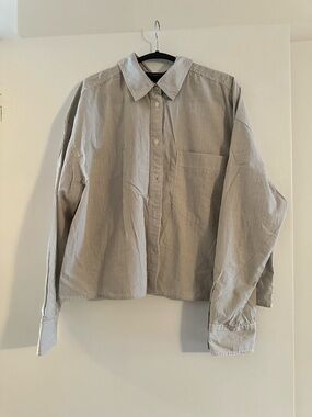 Woman’s Casual Button-Down Cropped Dress Shirt in Light Gray Stripe